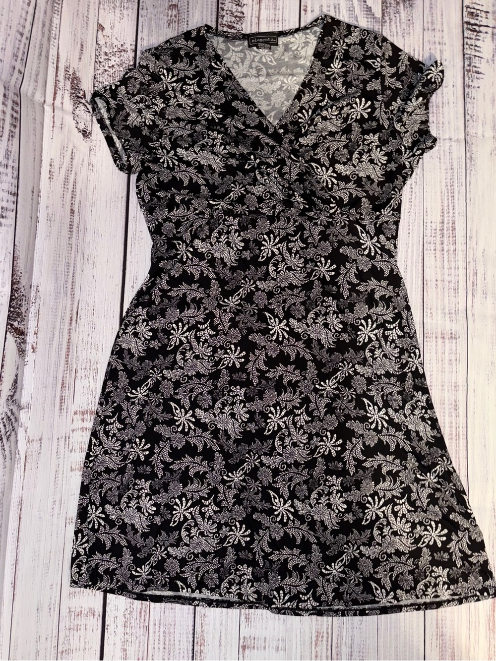 Elementz XL Black and White Floral/Paisley Vneck Short Dress